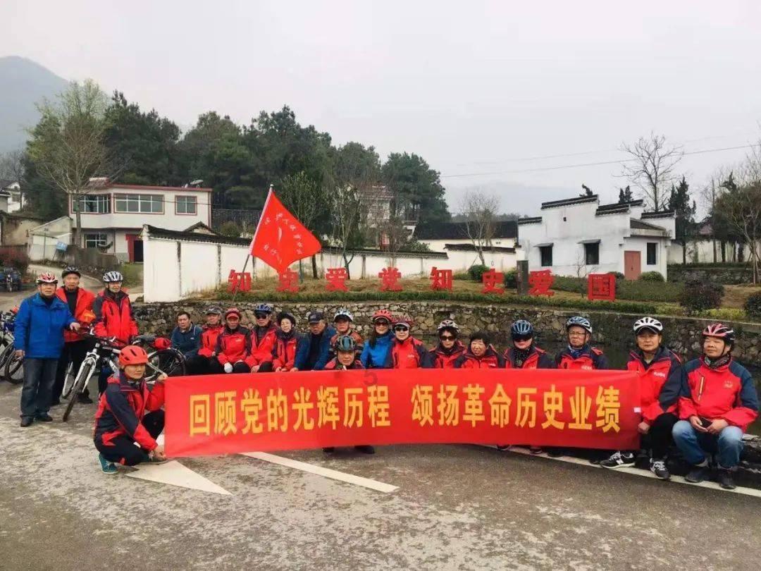 逃离黑与白的房间